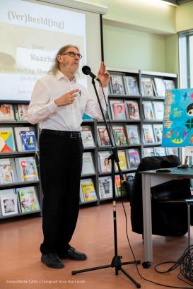 Jean Paul Van Bendegem spreekt tijdens zijn lezing.